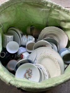 大量の皿引き取ります。